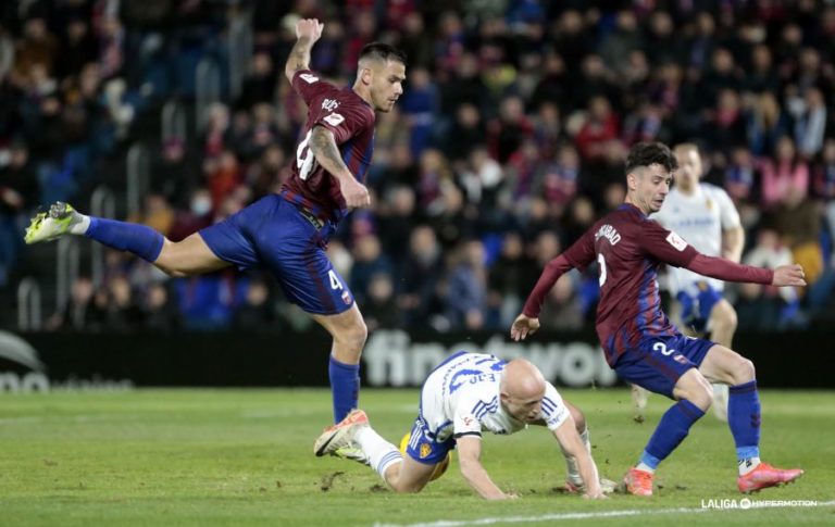El Real Zaragoza sobrevive a un bombardeo en Elda y suma su cuarto empate consecutivo (1-1)