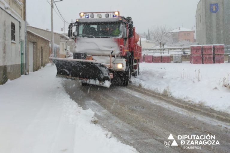 Bomberos de la Diputación de Zaragoza retiran la nieve de las carreteras provinciales