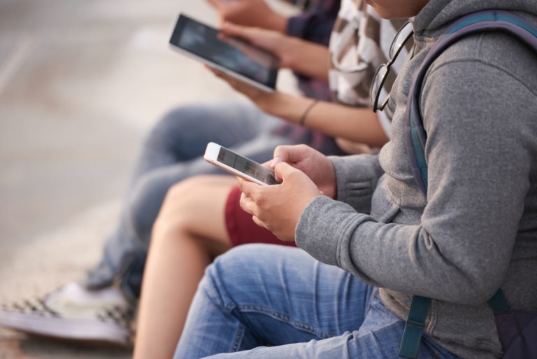 Adiós a los móviles y otros dispositivos electrónicos en los centros educativos de Aragón