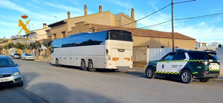 La Guardia Civil detecta irregularidades en un vehículo de transporte escolar