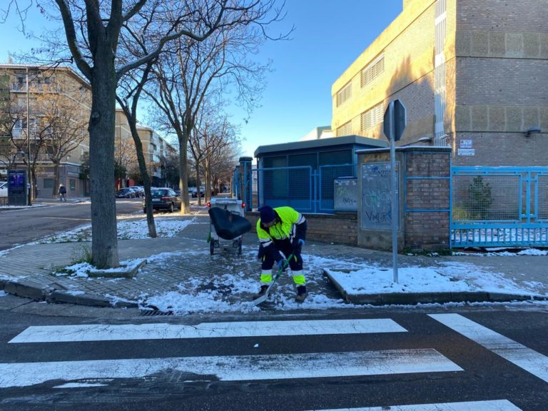 Las brigadas municipales limpian la ciudad tras la nevada del viernes