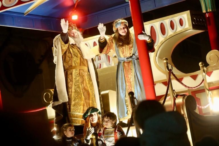 Los Reyes Magos llenan de ilusión las calles de Aragón
