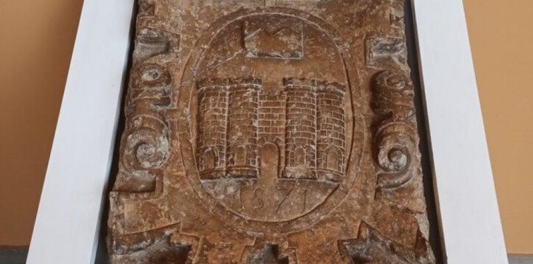 Dos nuevos escudos amplían la exposición permanente del Museo de Huesca