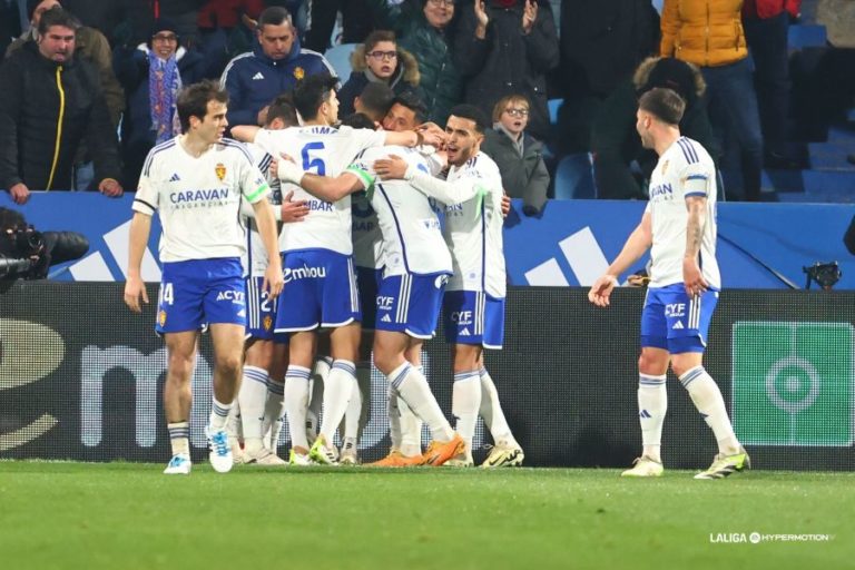 El Real Zaragoza se da un festín goleador ante el Sporting de Gijón (3-0)