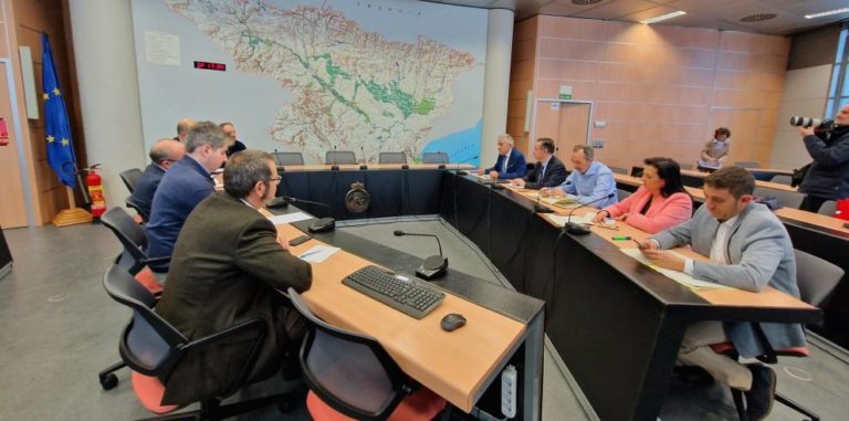La Estrategia Nitrache, la limpieza del río y los regadíos, en el encuentro entre el departamento de Agricultura, y la CHE