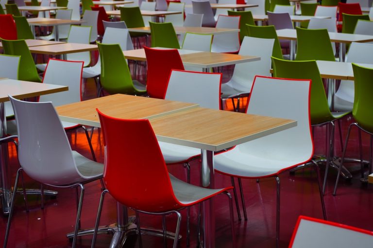 El servicio de comedor de 47 colegios en riesgo