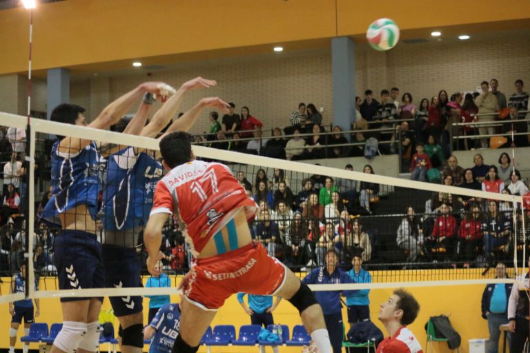 El CV Zaragoza suma y sigue esta temporada con un nuevo triunfo ante UBE L’Illa Grau (3-2)
