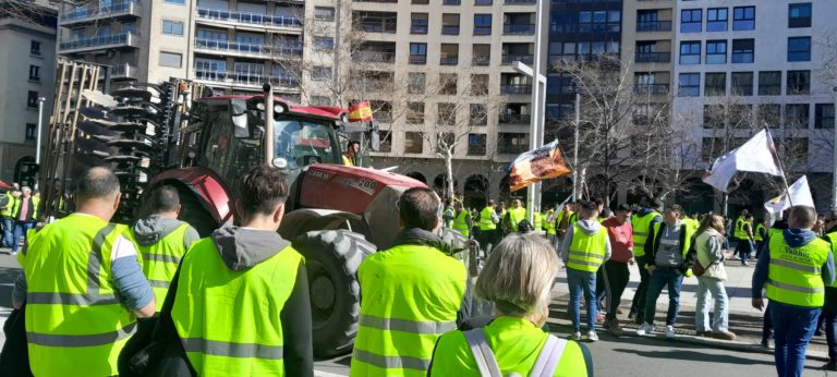 Agricultores aragoneses vuelven a las carreteras en protesta por los precios bajos y acuerdos comerciales