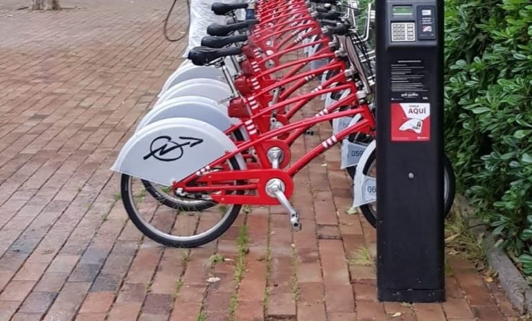 El nuevo servicio «bizi» duplicará las estaciones de aparcamiento, y sustituirá las actuales por ciclos eléctricos