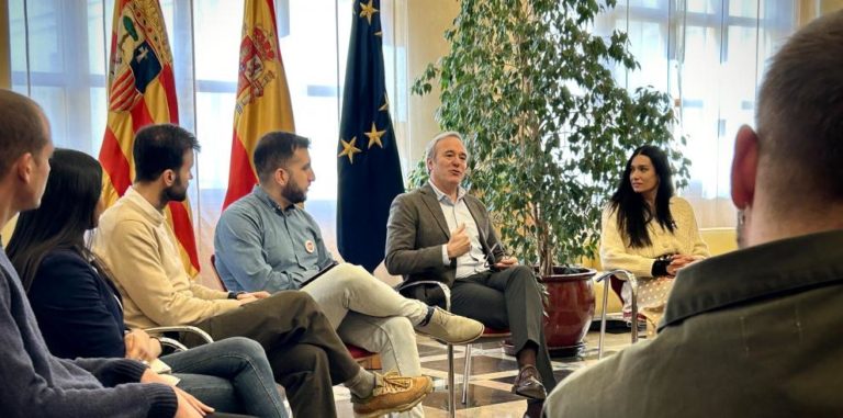 Azcón se reúne con la nueva directiva de AJE