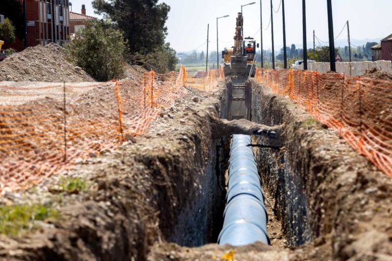 Comienza la instalación de una tubería de agua en Santa Isabel