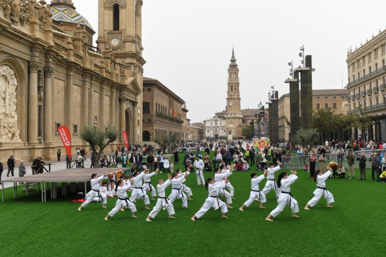 Deporte sobre césped, en la plaza del  Pilar