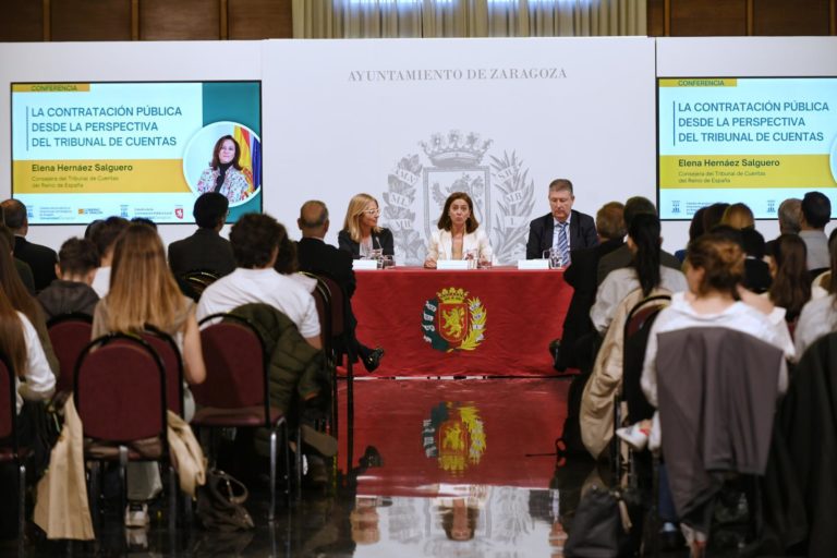 La consejera del Tribunal de Cuentas, Elena Hernáez imparte una conferencia en el Ayuntamiento de Zaragoza