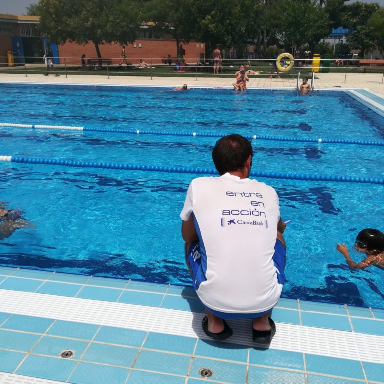 Zaragoza Deporte prepara los cursillos de natación para el verano en 18 piscinas municipales