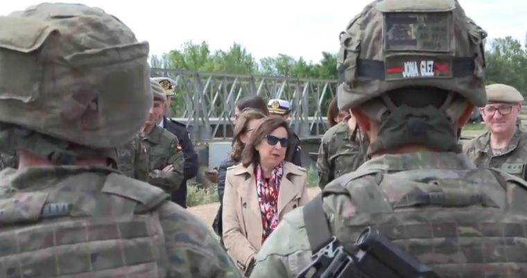 La Ministra Robles conoce las actividades de los pontoneros e ingenieros en su visita a Zaragoza