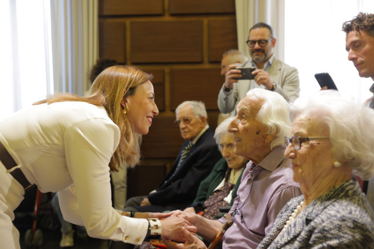 Zaragoza rinde homenaje a las personas mayores que cumplen 100 años