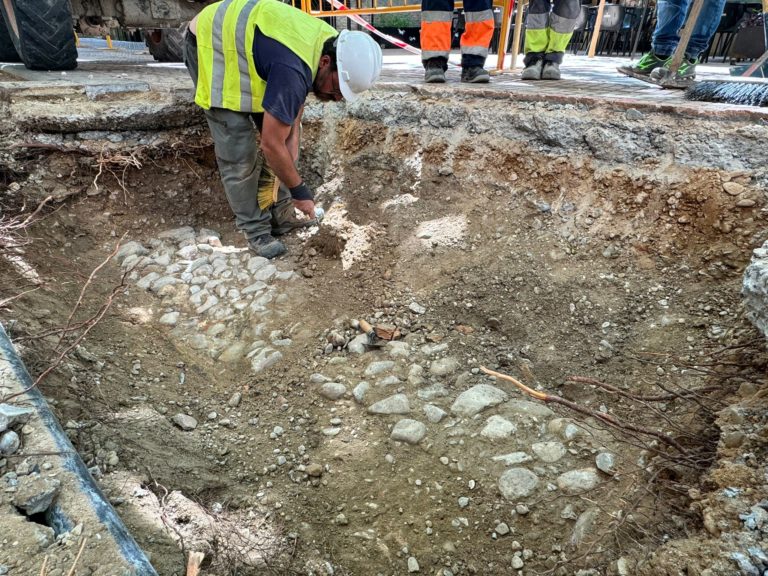 Aparecen restos de un antiguo pavimento en la plaza de San Miguel de Zaragoza