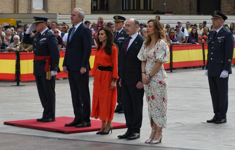 Acto de homenaje a la bandera de España en la Plaza del Pilar