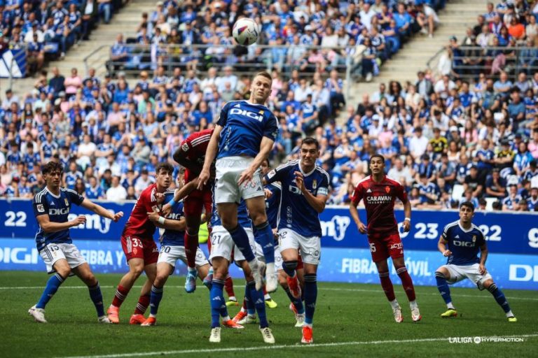 El Real Zaragoza cae en el Carlos Tartiere tras jugar con uno menos la recta final del partido (1-0)