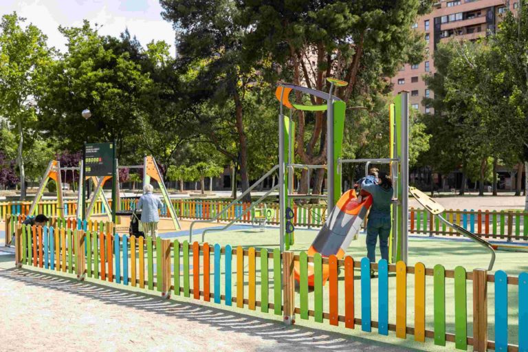 Zaragoza invertirá casi 900.000 euros en nuevos juegos infantiles en 15 barrios