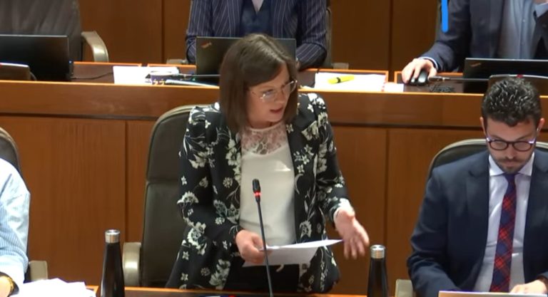 Carmen Soler pregunta sobre la plaza de médico en el Centro de Salud de Santa Eulalia