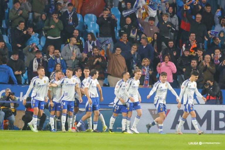 Un doblete de Iván Azón devuelve la sonrisa a La Romareda y rompe la mala racha en casa (2-1)