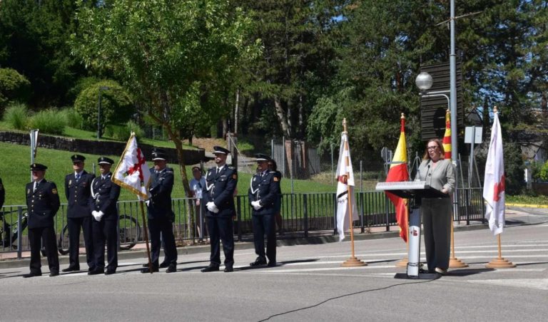Barbastro reivindica la Bandera Nacional como símbolo «bajo el que nadie sobra y a cuya sobra cabemos todos»