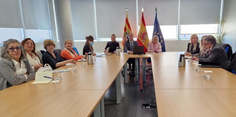 El Consejero de Sanidad presenta un plan innovador que promete mejoras en la atención sanitaria