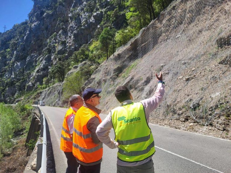 Finaliza el refuerzo del talud en la carretera  A-138