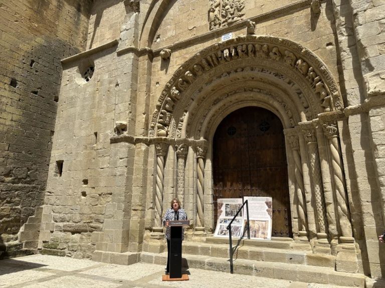 Aragón invierte 196.020 euros en restaurar la portada de la iglesia de Uncastillo
