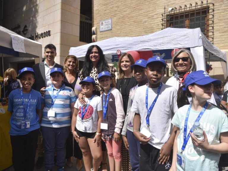 Casi 400 escolares de Huesca participan en el mercado de cooperativas del programa Aprendiendo a emprender