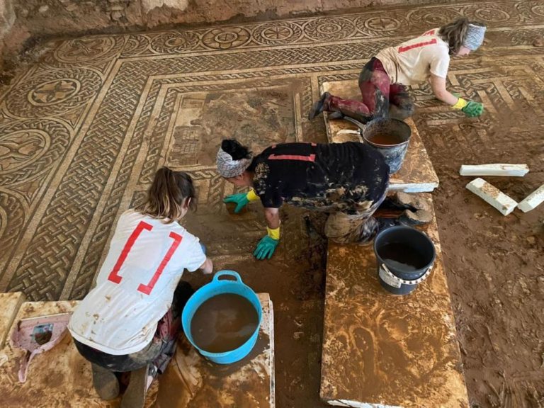 Avances en la limpieza de mosaicos en la villa romana de La Malena tras tormentas en Azuara