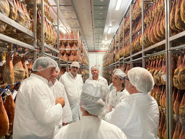 Javier Rincón destaca la innovación en la producción del ‘Jamón de Teruel’ durante su visita a Naturuel