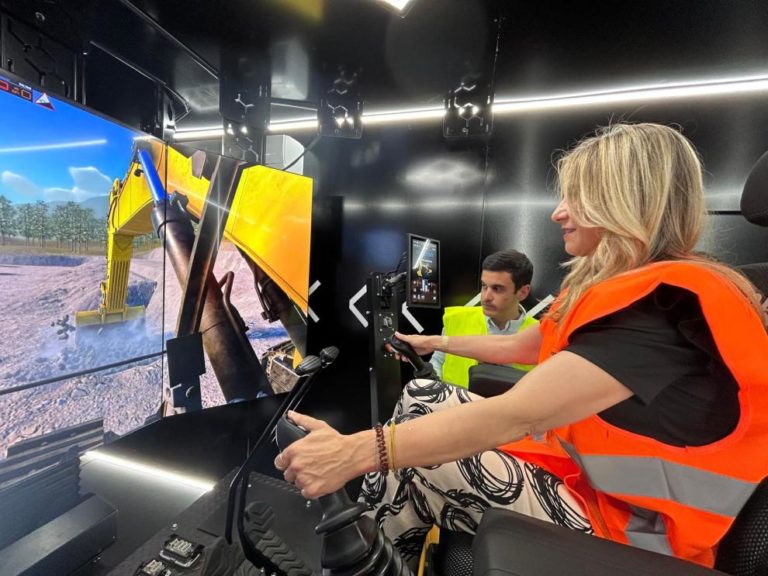 Mar Vaquero destaca la relevancia del sector industrial en Aragón durante su visita a Finanzauto