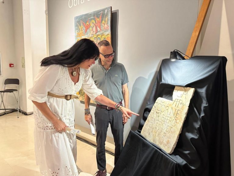 El Museo de Huesca suma una lápida romana y una tabla gótica a su colección permanente