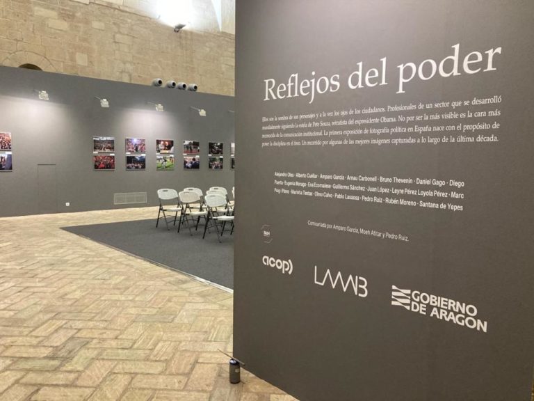 La exposición de fotografía política «Reflejos del poder» se inaugura en Huesca
