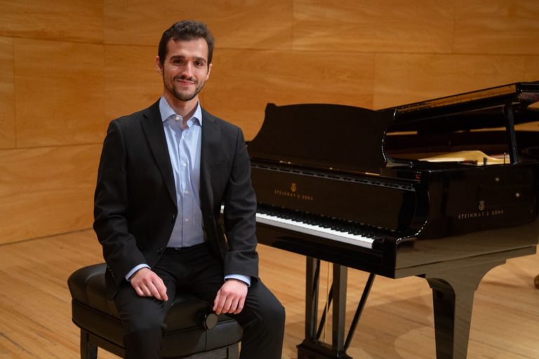 Alonso Gabarrús Nerín, barítono zaragozano, gana la Beca de Canto ‘Pilar Lorengar-Ciudad de Zaragoza’