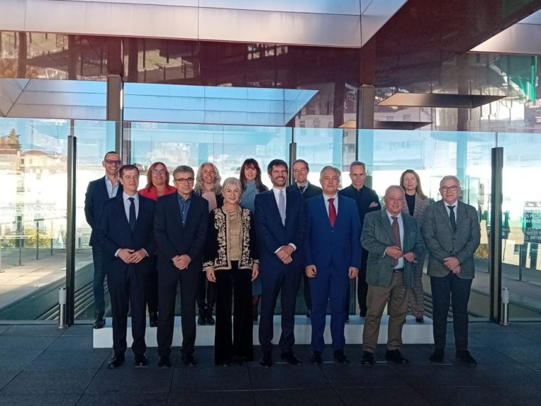 Aragón exige al ministro Urtasun la devolución de las pinturas de Sijena y apoyo a las industrias culturales