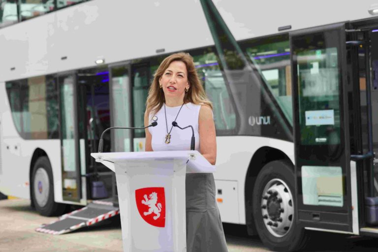 Zaragoza presenta tres nuevos autobuses turísticos 100% eléctricos