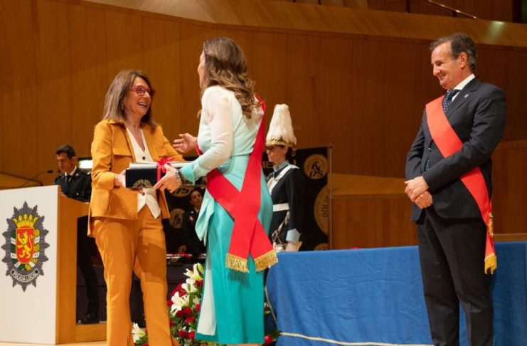Entrega de premio en ceremonia oficial.