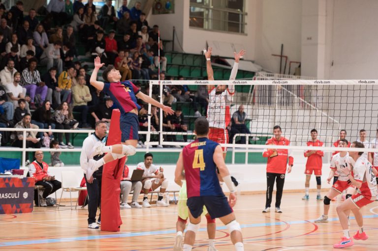 El Voleibol Zaragoza se queda a las puertas del play-off de ascenso tras caer ante el líder (3-0)