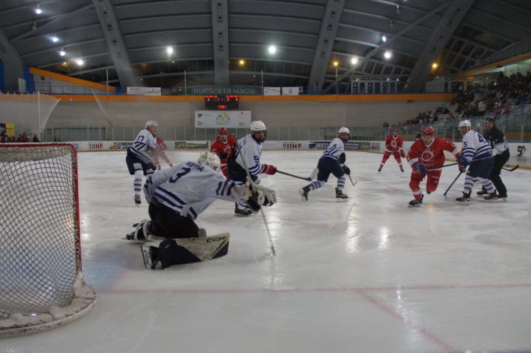 El Club Hielo Jaca roza la final de la LNHH tras un doble triunfo ante el Txuri Urdin