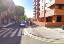 Un incendio en la calle Taboada de Zaragoza deja 20 vehículos afectados