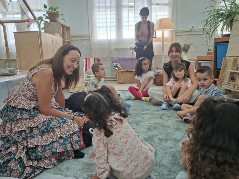 Carmen Susín destaca la calidad de la educación pública en el medio rural aragonés durante su visita al CEIP Ramón y Cajal