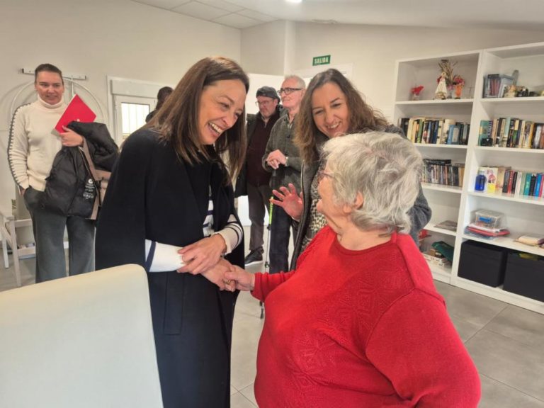 Carmen Susín visita el centro para mayores El Pisico en Monzón y destaca su modelo de atención