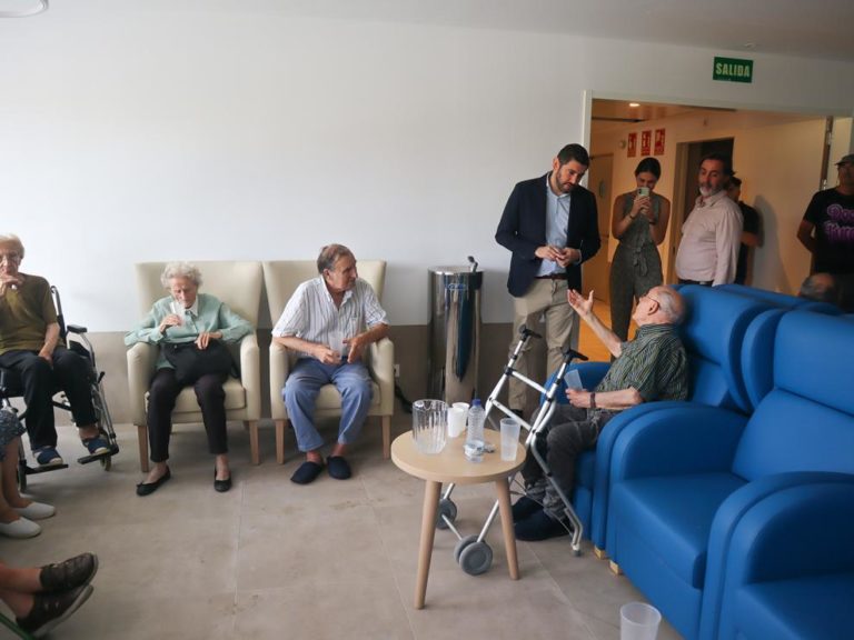 Cerca de un centenar de mayores desalojados por el incendio en Orés son realojados en una residencia de Zaragoza