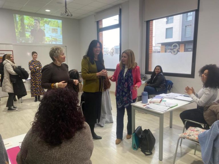 Claudia Pérez Forniés apoya la formación en atención sociosanitaria en Huesca