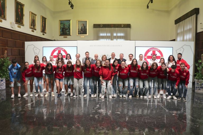 El Ayuntamiento de Zaragoza recibe al Cosmos Aragón