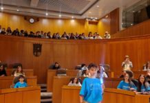 Los niños llenan el hemiciclo de las Cortes de Aragón en el Día Mundial de la Infancia