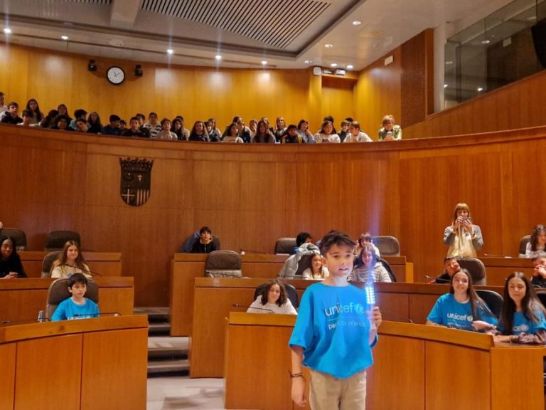 Los niños llenan el hemiciclo de las Cortes de Aragón en el Día Mundial de la Infancia